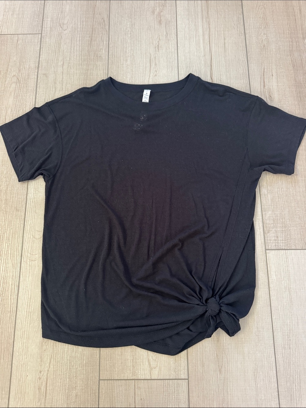 Lululemon black tshirt size 6